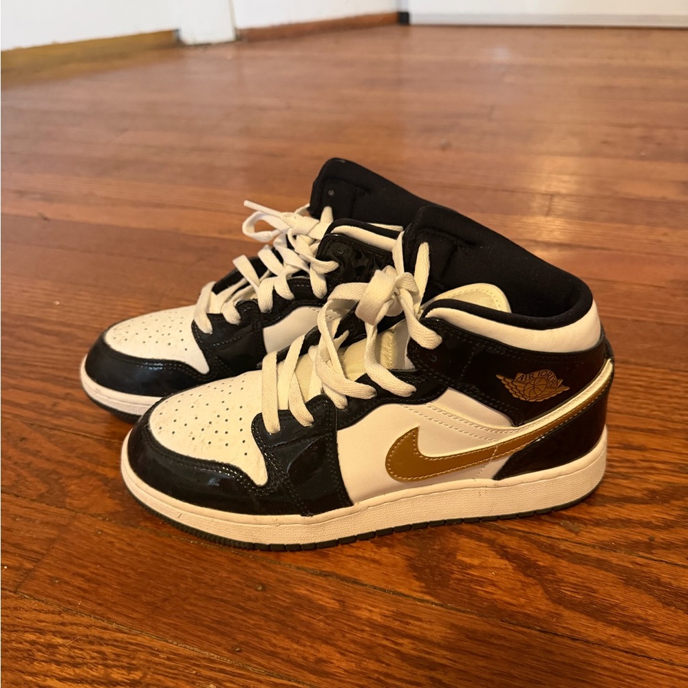 Air Jordan Retro 1 Mid SE Casual Shoes